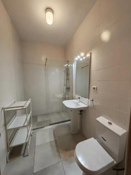Apartament cu 3 camere decomandat, mobilat în Barbu Văcărescu