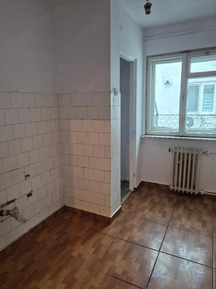 Apartament cu 3 camere semidecomandat în Nord