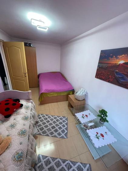 Apartament cu 3 camere semidecomandat în Cetate