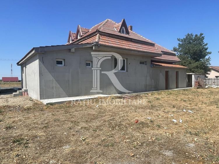 Casă individuală cu 8 camere cu Canalizare în Girișu de Criș