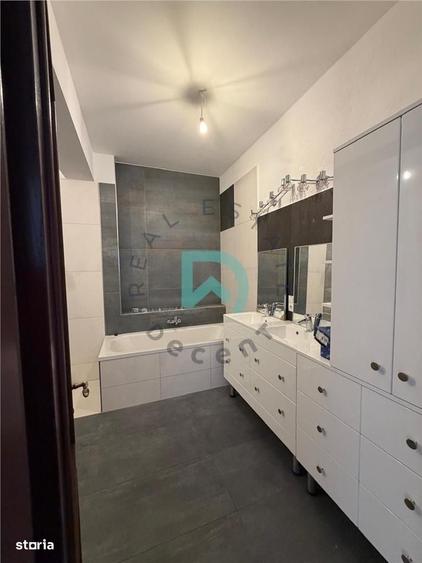 Apartament cu 4 camere decomandat în Central