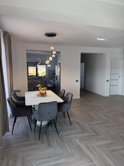Apartament cu 4 camere decomandat în Căpățânești