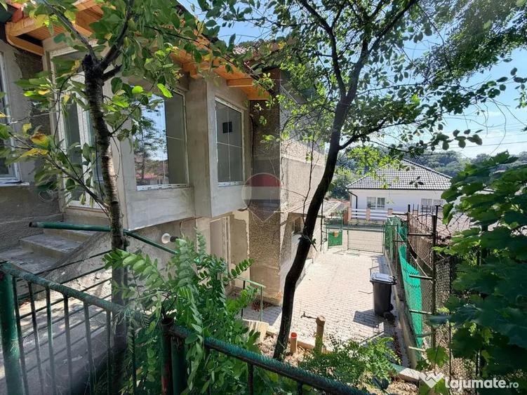 Casă cu 4 camere cu Teren 500 Mp în Central