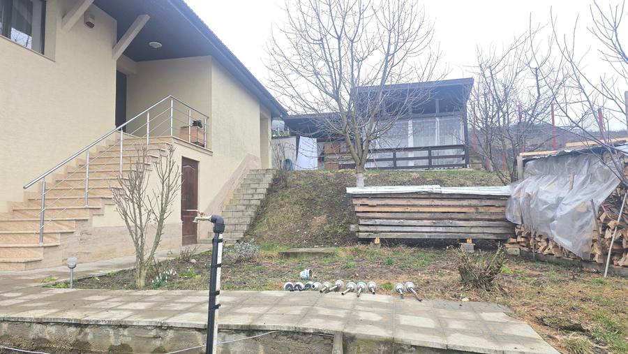 Casă cu 3 camere cu Teren 1020 Mp în Zăvoi