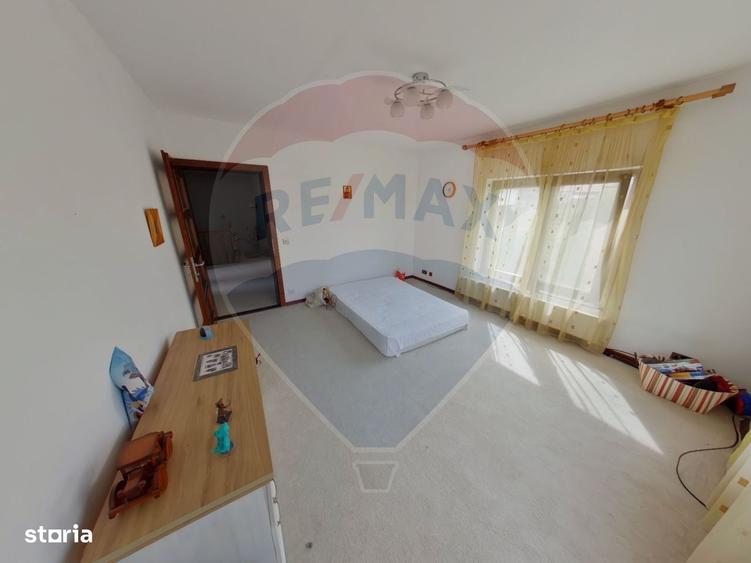 Casă cu 4 camere în Lazu Baciului