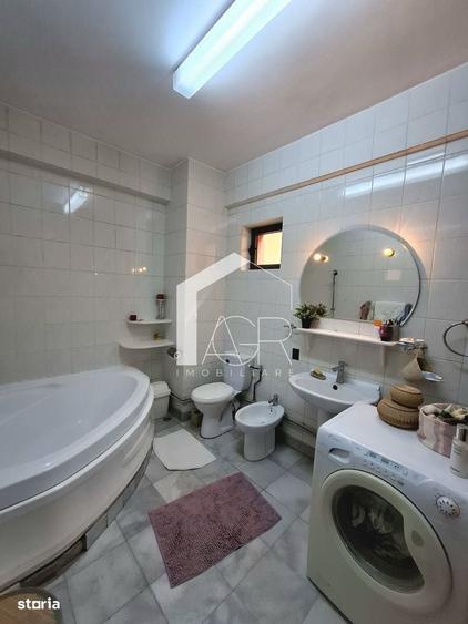Apartament cu 4 camere decomandat în Democrației