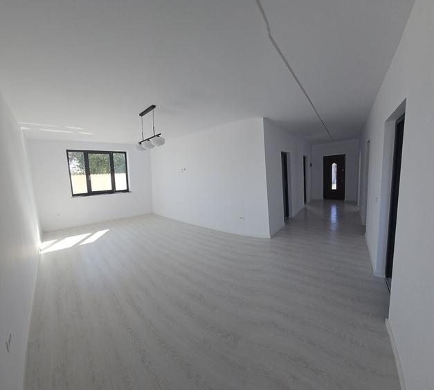 Casă cu 3 camere în Dumbrava