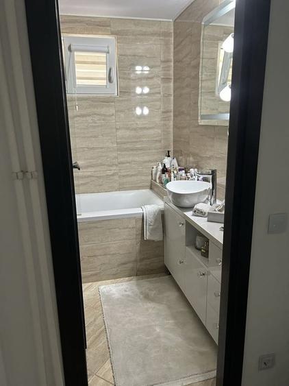 Apartament cu 3 camere semidecomandat în Crângași