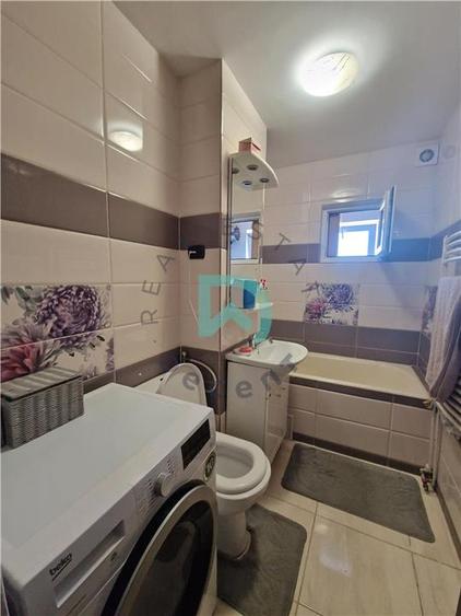 Apartament cu 3 camere decomandat în Tractorul