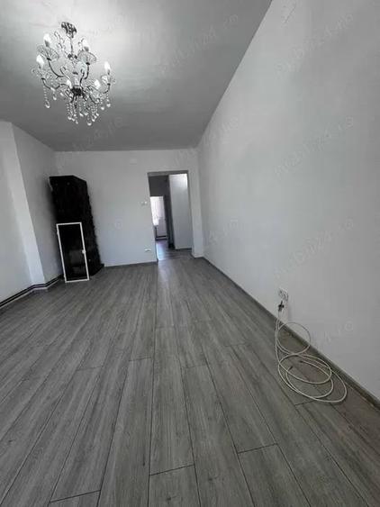 Apartament cu 2 camere decomandat în Petrila