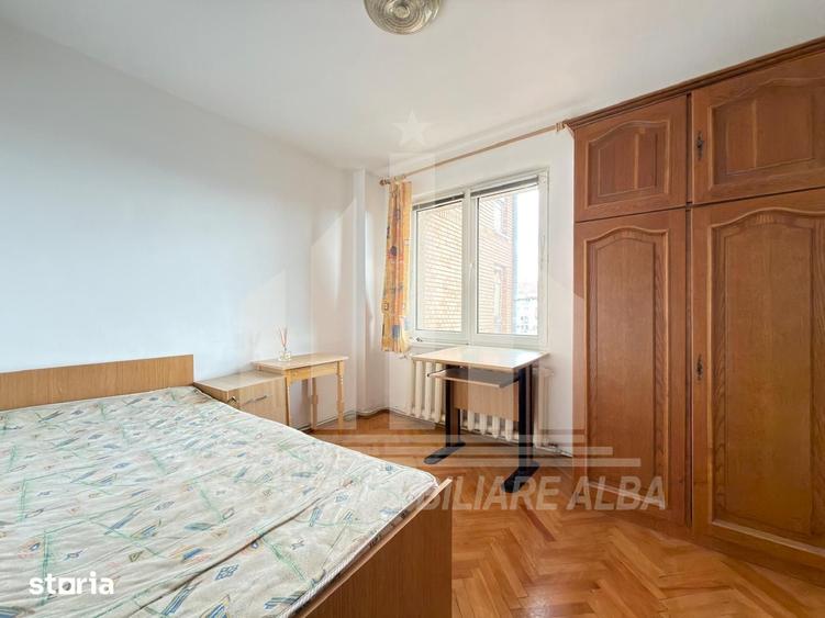 Apartament cu 4 camere decomandat în Cetate
