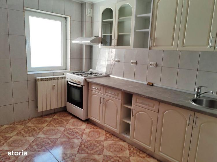 Apartament cu 4 camere decomandat, mobilat în Titan