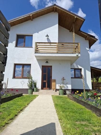 Casă individuală cu 4 camere cu Teren 425 Mp în Săbăreni