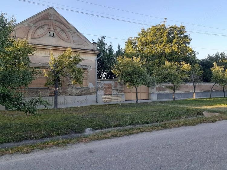 Casă cu 5 camere cu Teren 1968 Mp în Central
