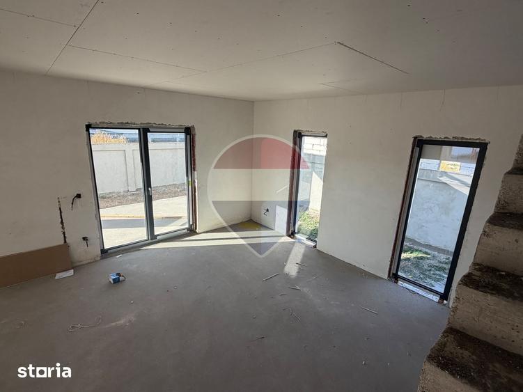 Casă cu 5 camere cu Teren 500 Mp în Malu Mare