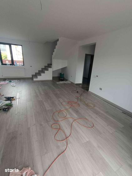 Casă cu 5 camere cu Teren 400 Mp în Domnești