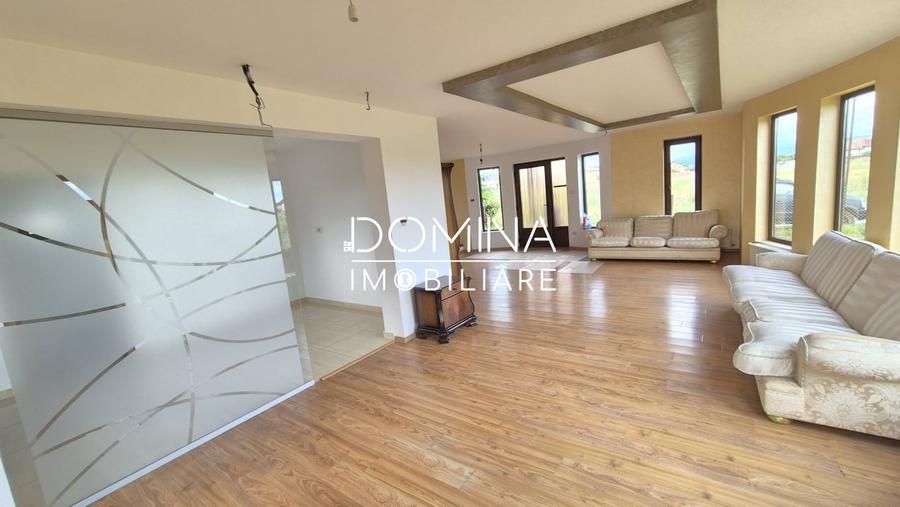 Casă individuală cu 6 camere cu Teren 300 Mp în Sud