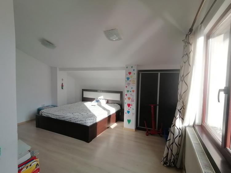 Apartament cu 4 camere decomandat, mobilat în Est