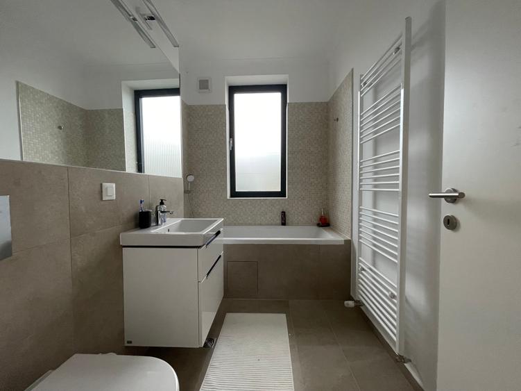 Apartament cu 4 camere decomandat în Băneasa