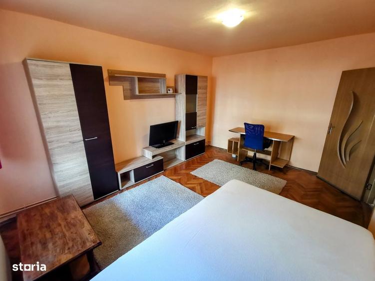 Garsonieră decomandată în Girocului