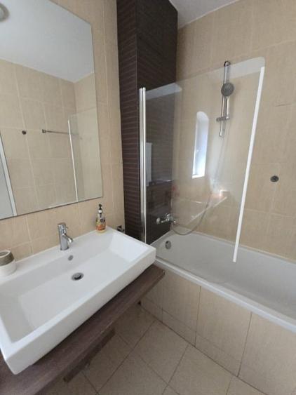 Apartament cu 4 camere decomandat, mobilat în Central