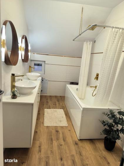 Casă cu 5 camere cu Teren 286 Mp în Central