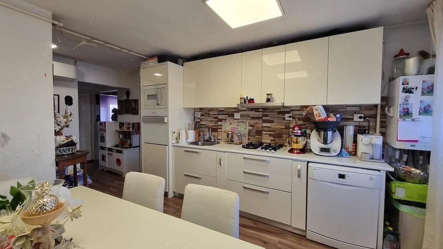 Apartament cu 3 camere decomandat în Exterior Vest