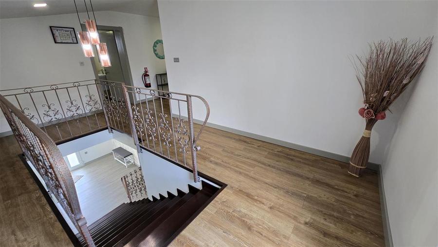 Casă cu 9 camere cu Teren 1845 Mp în Exterior Est