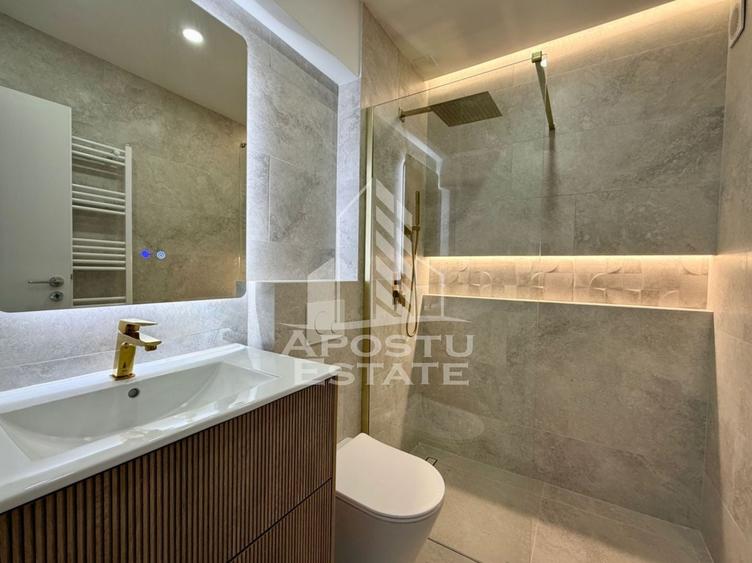 Apartament cu 3 camere semidecomandat, mobilat în P-ța Victoriei