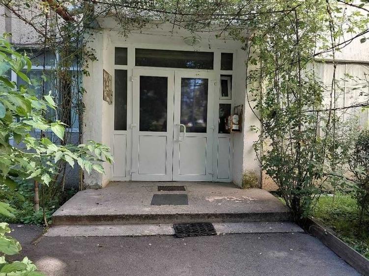 Apartament cu 3 camere semidecomandat în Dâmbu Pietros