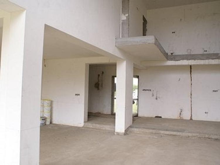 Casă individuală cu 9 camere cu Teren 3000 Mp în Mogoșoaia