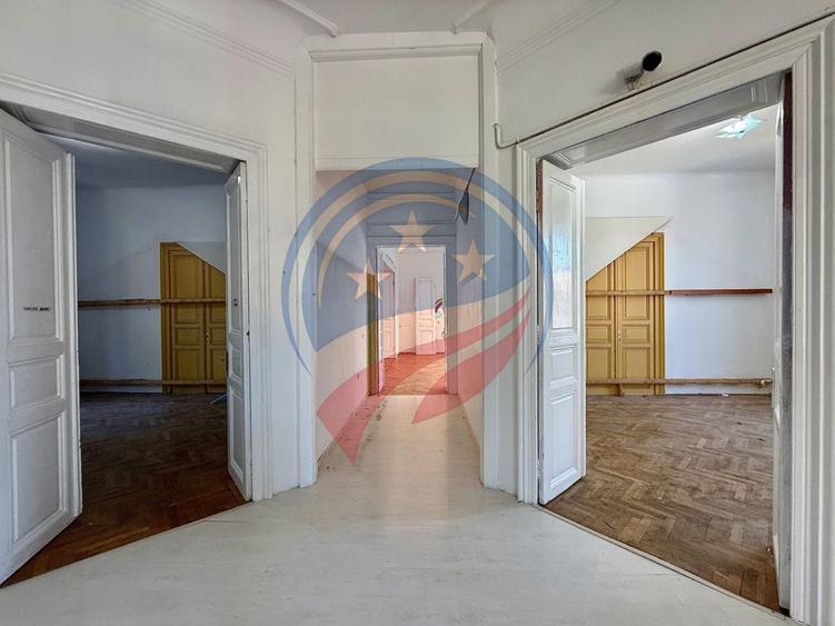 Casă individuală cu 10 camere cu Canalizare în Ultracentral