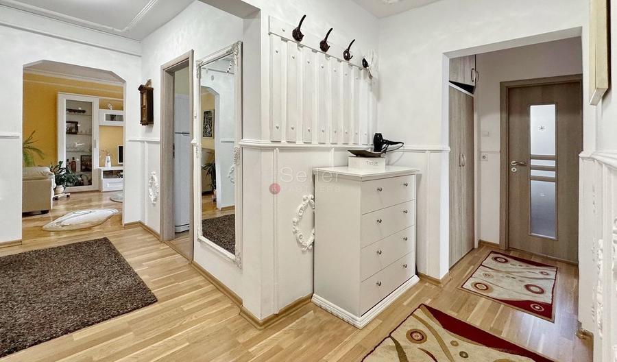 Apartament cu 4 camere decomandat, mobilat în Calea București