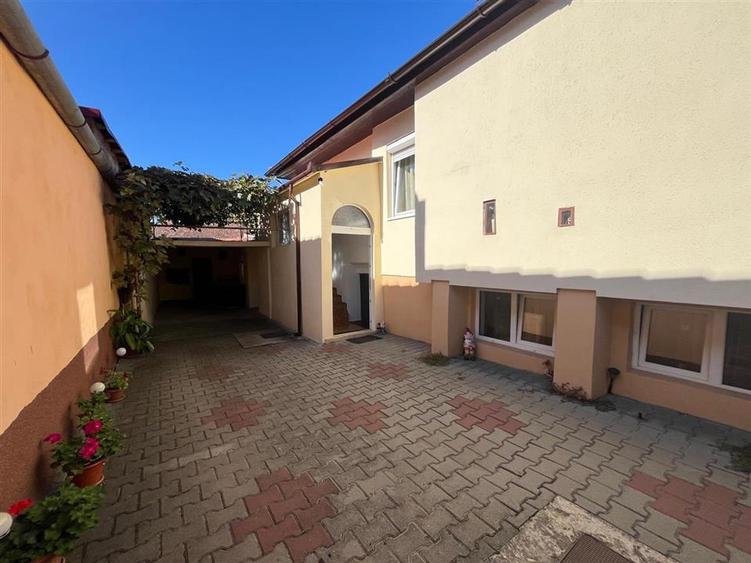Casă individuală cu 4 camere cu Garaj în Lupeni