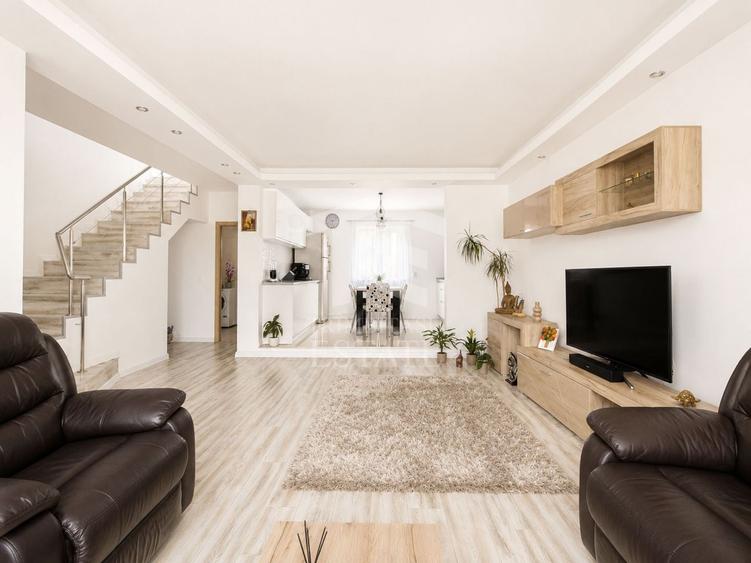 Casă individuală cu 10 camere cu Canalizare în Lumina