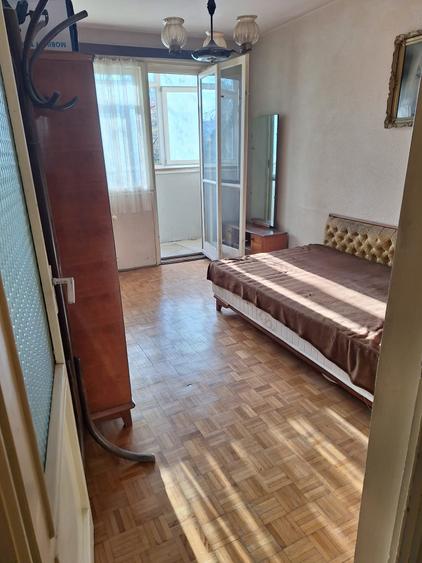 Apartament cu 3 camere semidecomandat în Giulești