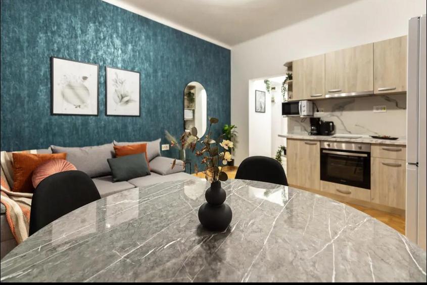 Apartament cu 3 camere semidecomandat în P-ța Romană