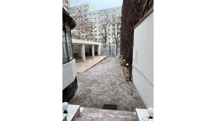 Casă individuală cu 10 camere cu Canalizare în Banu Manta