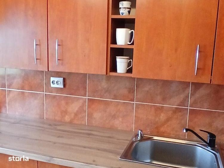 Apartament cu 3 camere semidecomandat în Victoriei