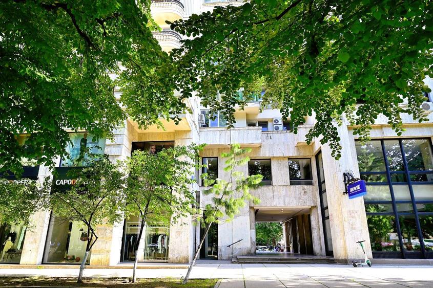 Apartament cu 4 camere semidecomandat în Centrul Civic