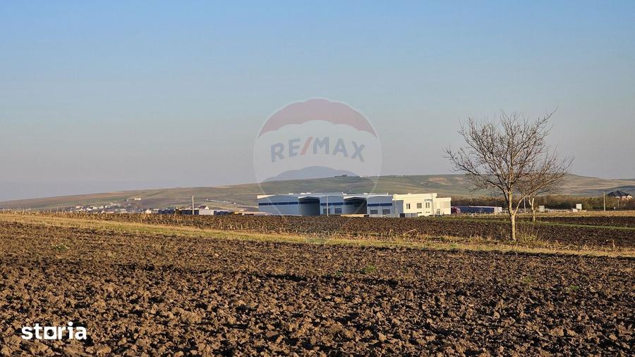 Teren de 6100 mp, în Stroiești