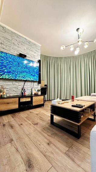 Apartament cu 3 camere semidecomandat, mobilat în Universitate