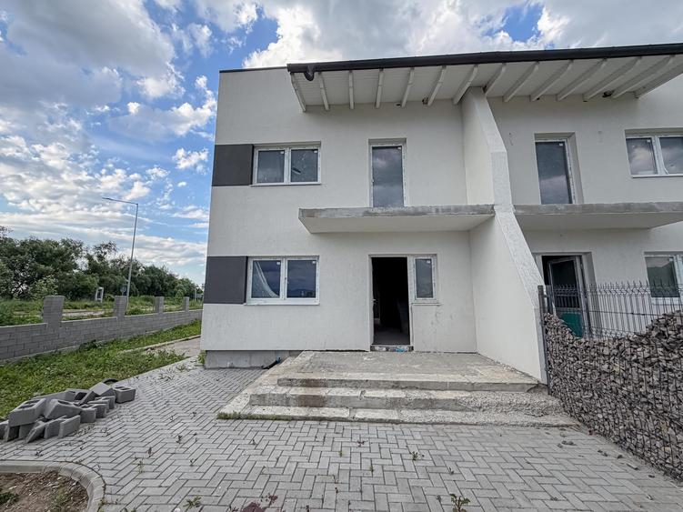 Duplex cu 3 camere cu Canalizare în Cristian
