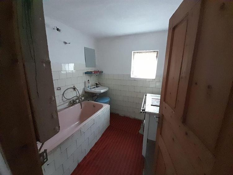 Casă cu 4 camere în Costești