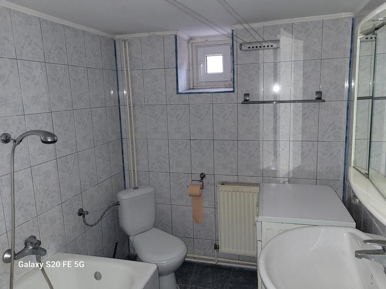 Casă cu 3 camere cu Canalizare în Poiana Țapului