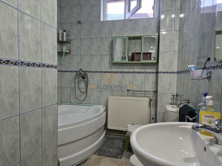 Casă individuală cu 5 camere cu Canalizare în 1 Decembrie