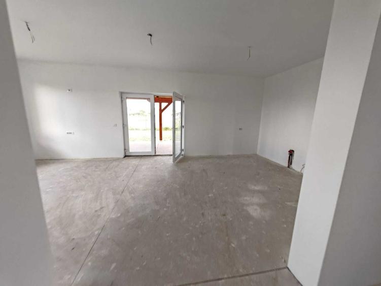 Casă cu 4 camere cu Teren 430 Mp în Biharia