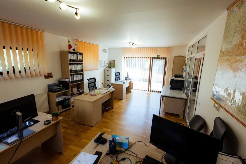 Casă cu 4 camere în Exterior Vest