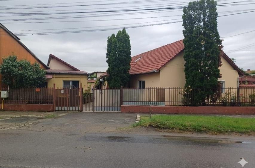 Casă cu 4 camere decomandat în Vladimirescu