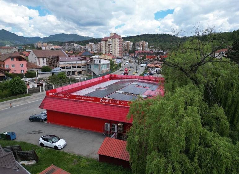 Spațiu comercial, de 841 mp, în Petros